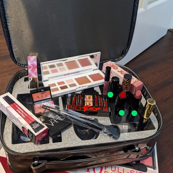 Assorted makeup - Picture 1 of 1